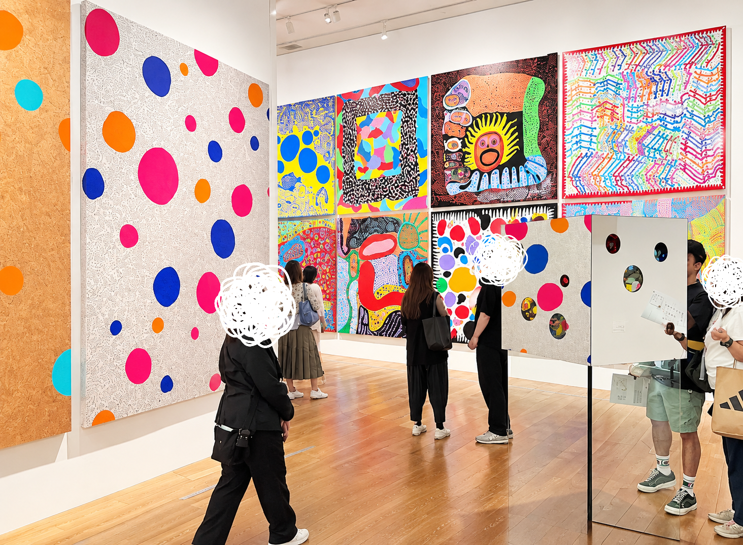 カラフルな絵が並ぶ壁 | Colourful Painting Wall